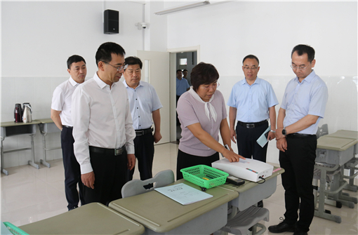 區(qū)領導調研夏季高考考點準備工作